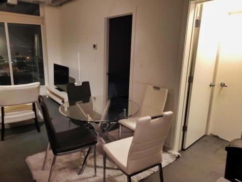 Furnished 1 Bedroom In East Village By Signature Suites Ltd Κάλγκαρι Εξωτερικό φωτογραφία